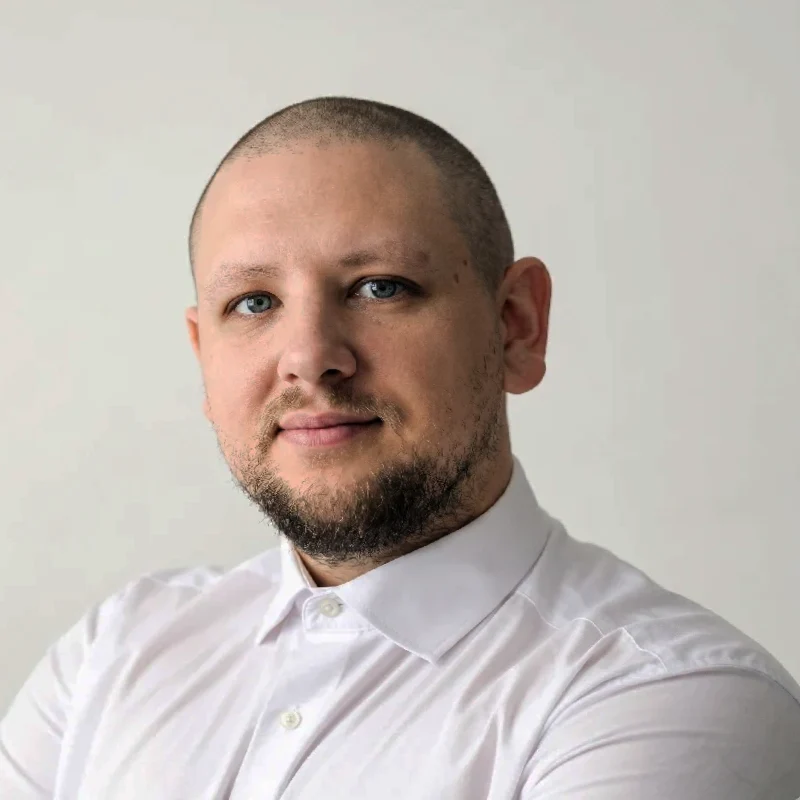 Лукаш Клоска, Керівник IT- відділу в білій сорочці